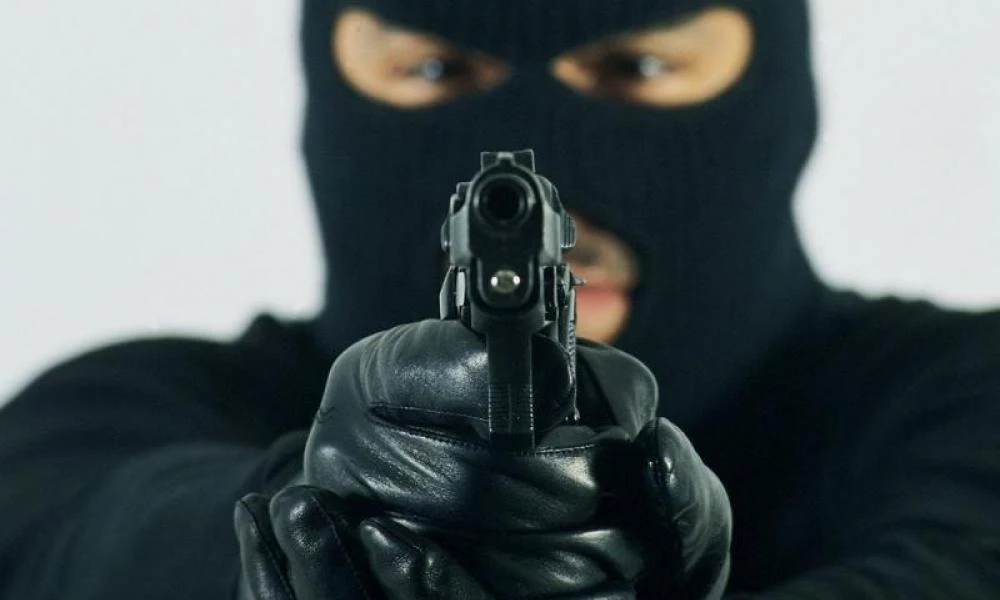 Στιγμές τρόμου για ιδιοκτήτρια βενζινάδικου στην Θεσσαλονίκη! Την σημάδεψαν με πιστόλι (Βίντεο)